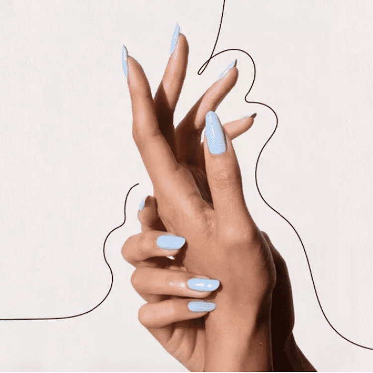 Mão com manicure azul e design de linha única