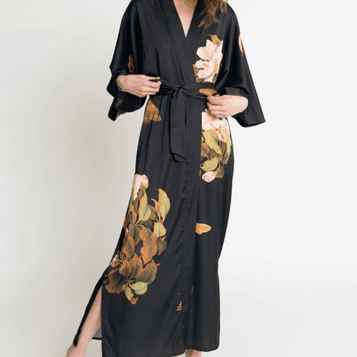 Kim + Ono Peony & amp; Manto de borboleta quimono de preto com peônias rosa