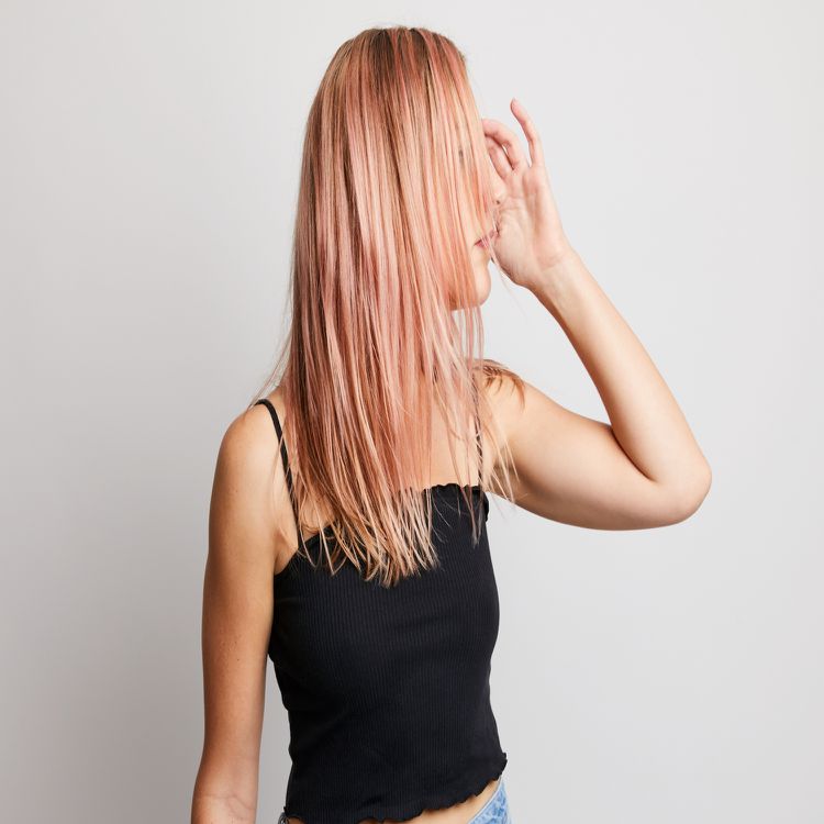 mulher com cabelo rosa claro