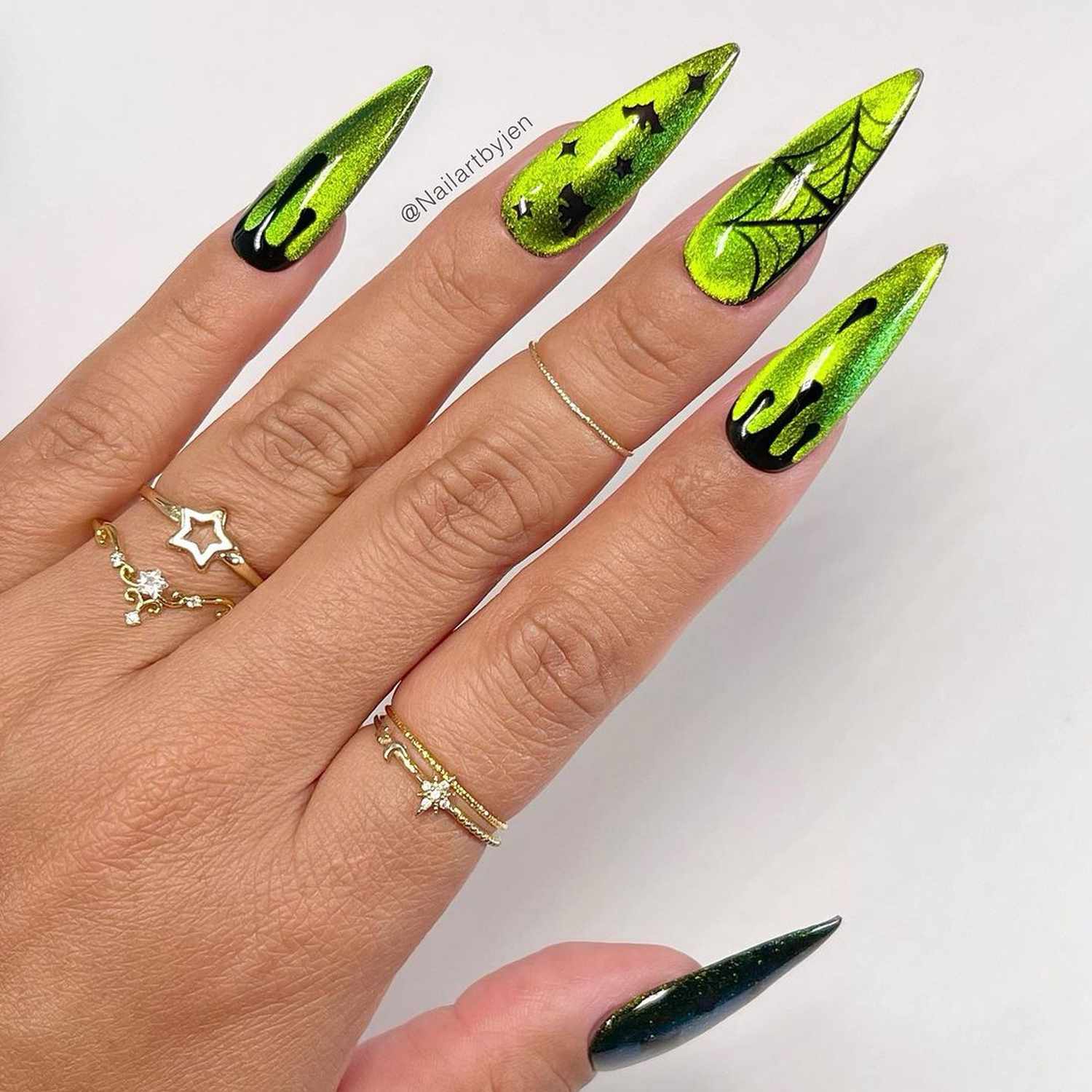 Manicure de veludo verde com detalhes em preto e detalhes