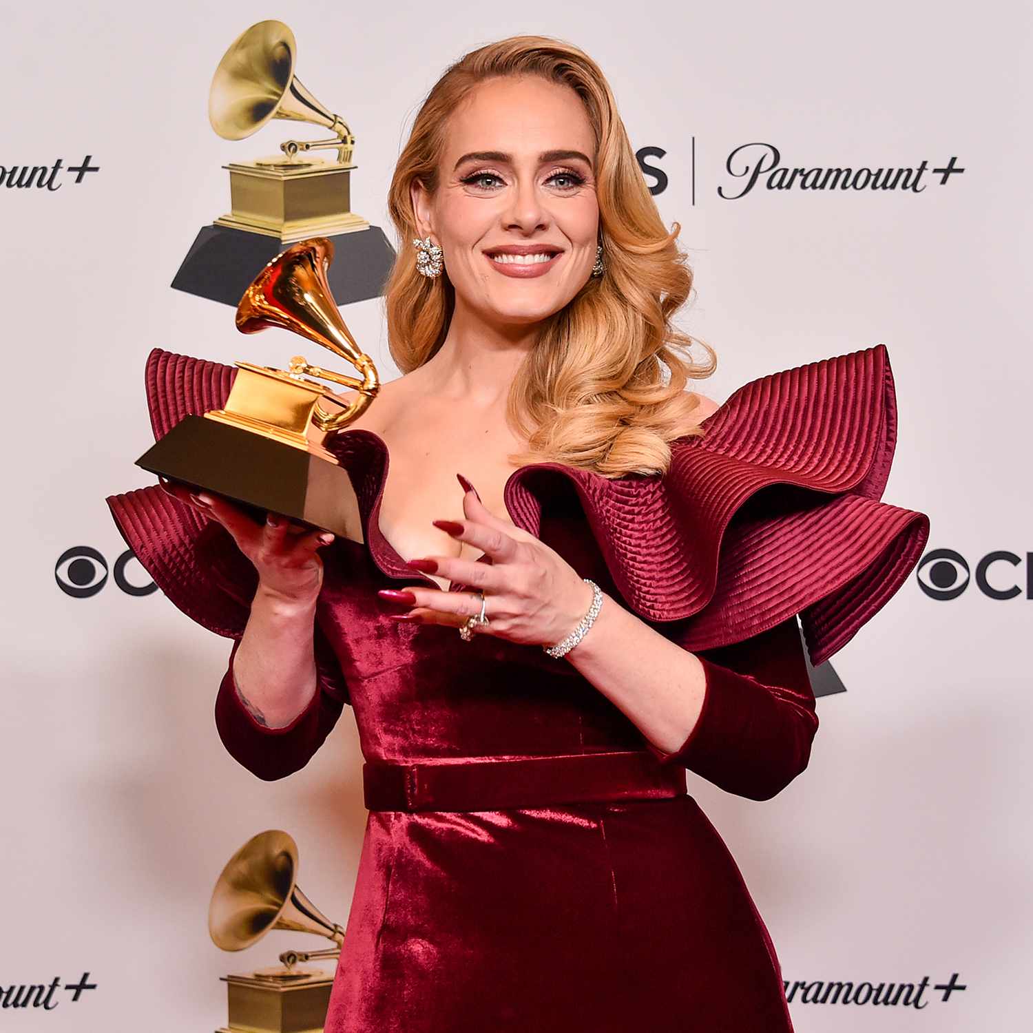 Adele posa com o prêmio Grammy