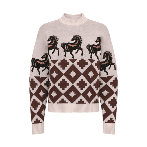 Autumn Adeigbo Marla Sweater em cores neutras quentes com um padrão marrom