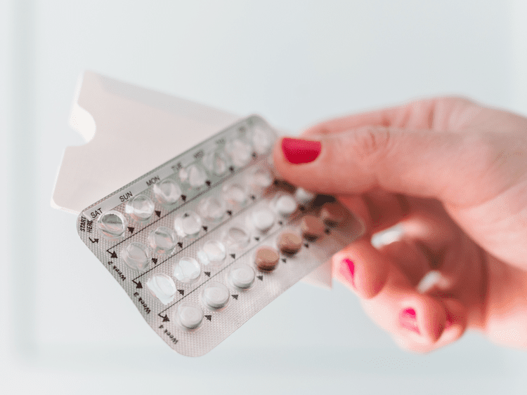 Fecha r-p -up Hand segurando contraceptivos