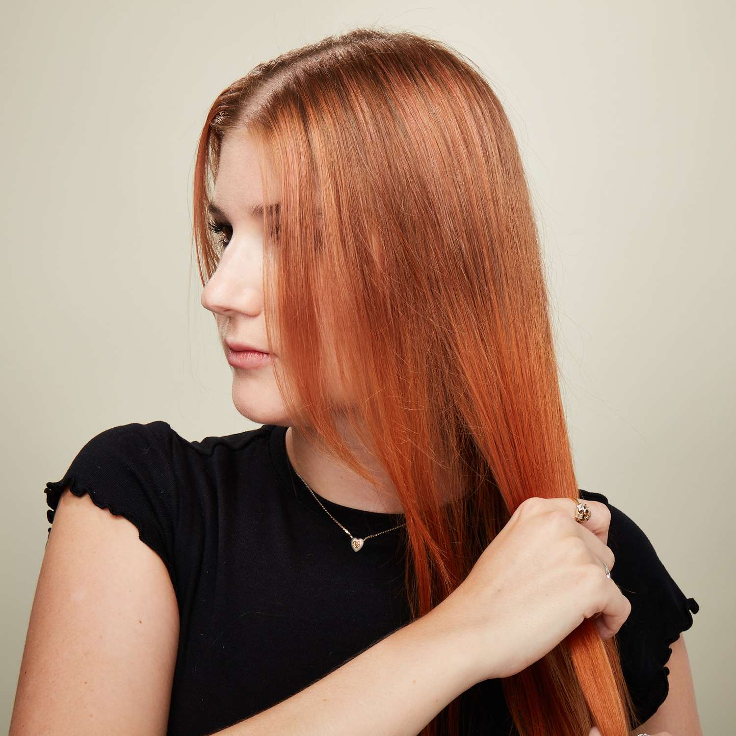 Uma mulher puxa o cabelo seco com um secador de cabelo