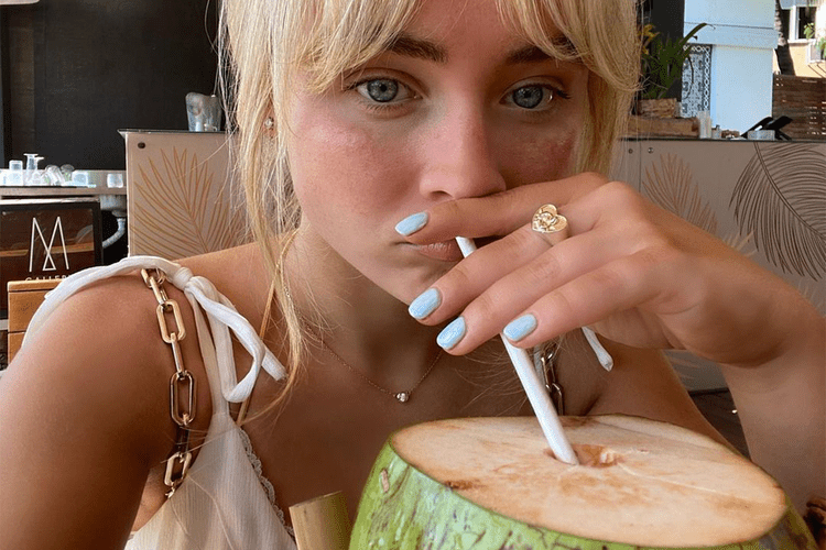 Sabrina Carpenter com manicure com leite de mirtilo