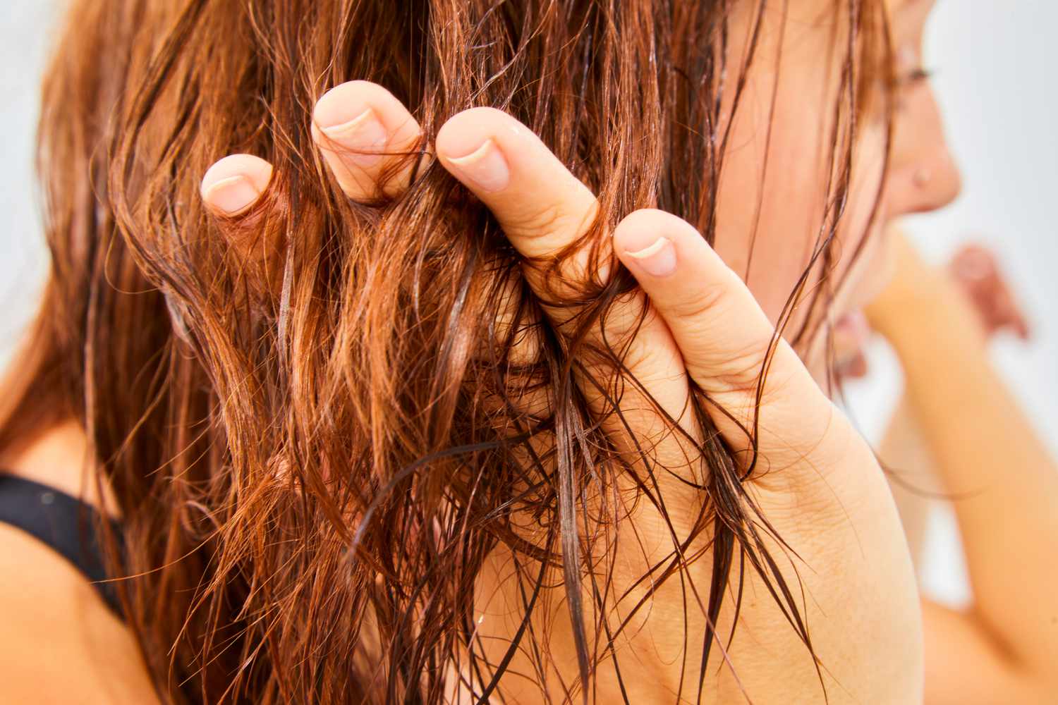 Uma pessoa aplica um shu uemura Netsu Blow Dry Cream Hair Secy
