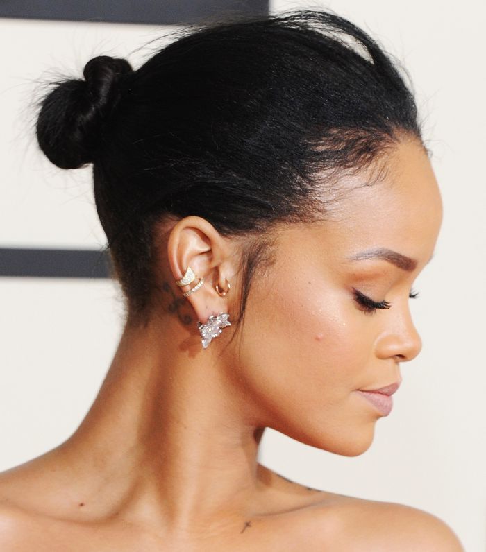 Rihanna usa coque penteado para trás