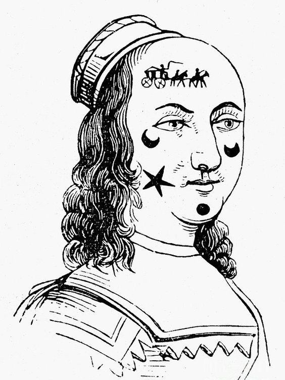 Uma mulher com cicatrizes no rosto coberto de veludo preto de veludo analisando