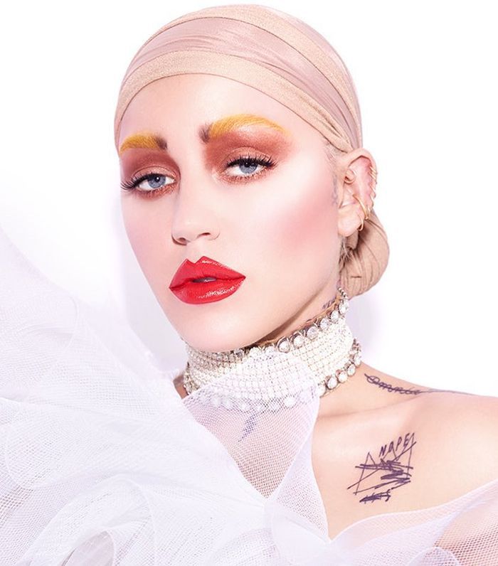 Uma mulher em uma maquiagem surreal inspirada na musa de Warhol