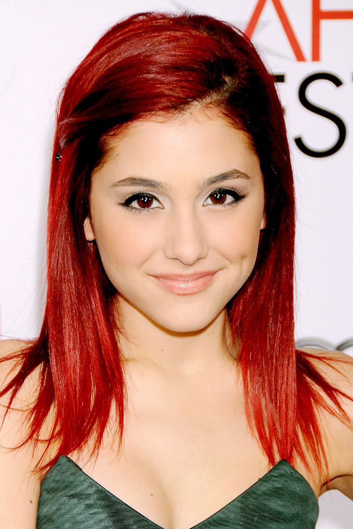 Ariana Grande com cabelos ruivos