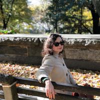 Erin Mayer sentada em um banco de parque