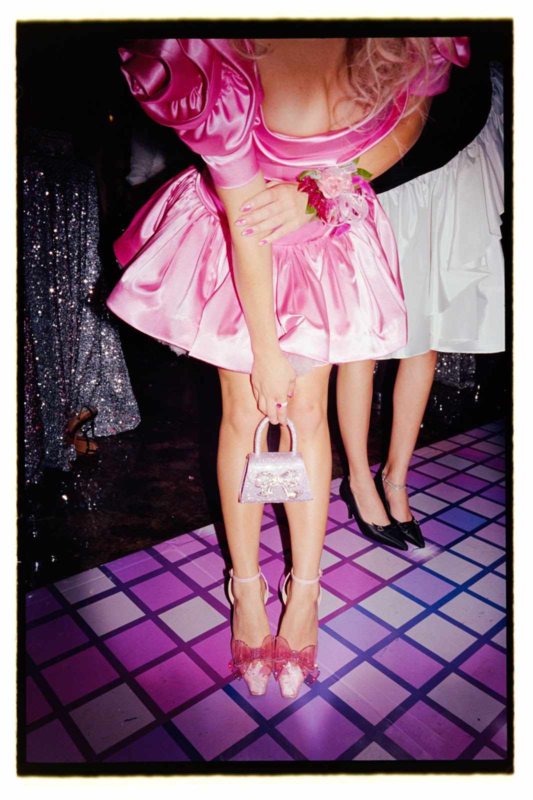 Sydney Suin em um vestido rosa com um vestido curto de corsário, ela era literalmente linda em rosa, colocando um mini-vestido de seda rosa com em forma de rosa, espartilho e um foo-can. Ela complementou a imagem com um saco de aut o-retrato Capri Micro Bag (US $ 480), Nalebe Dimante Slingback (US $ 750), Elizabeth Cole Ariana (US $ 138) e Elizabeth Cole Danika (375 dólares) - todos eles foram decorados por dez rosa Gems e, idealmente, combinados com um mini-vestido retrô-rush e um enrolamento espetacular.