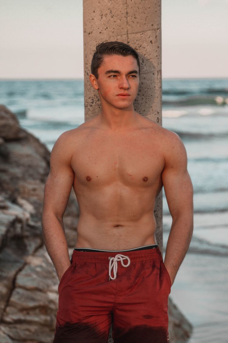 Um homem sem camisa na praia