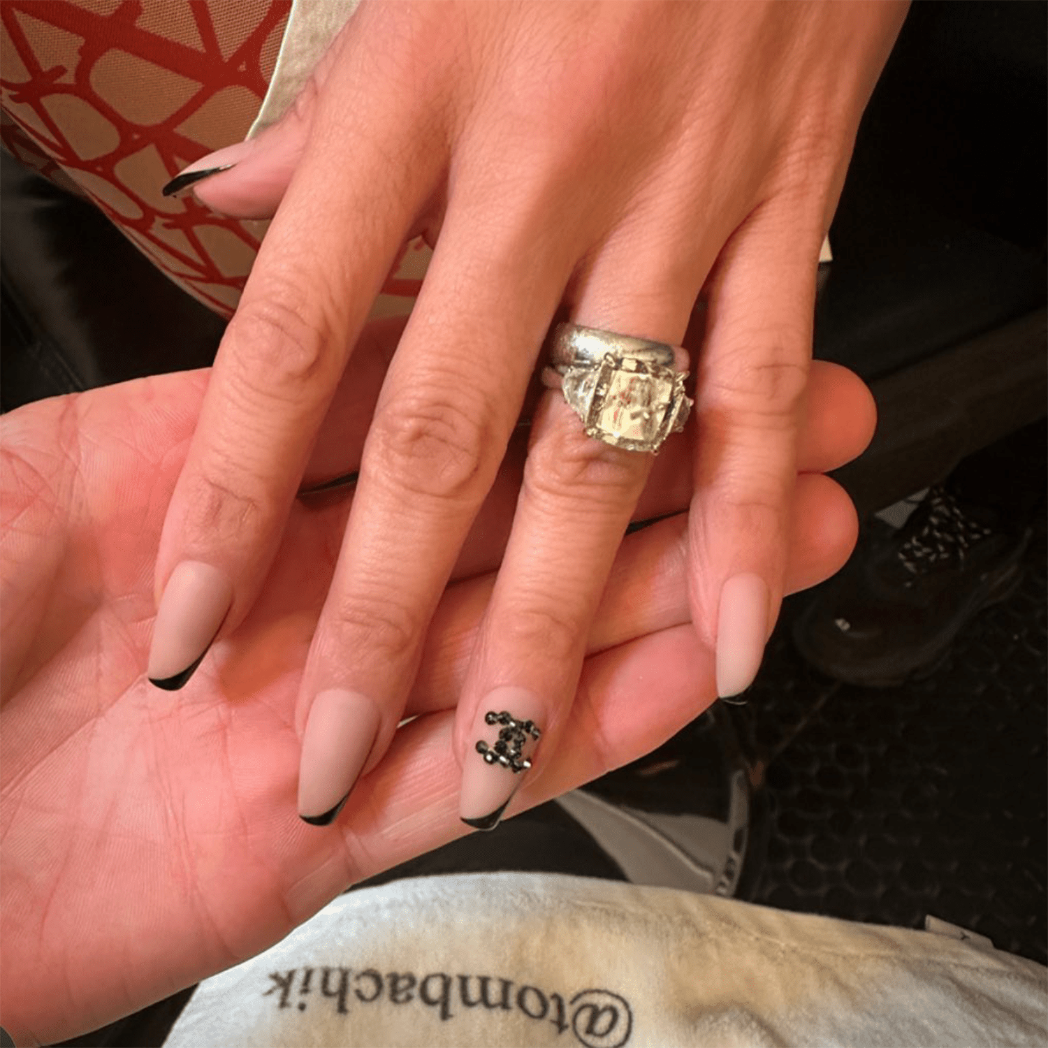 Manicure francesa com couro envernizado Jennifer Lopez