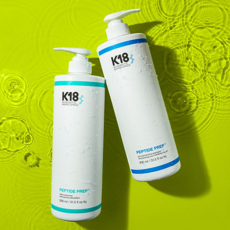 Shampoos K18 em fundo verde