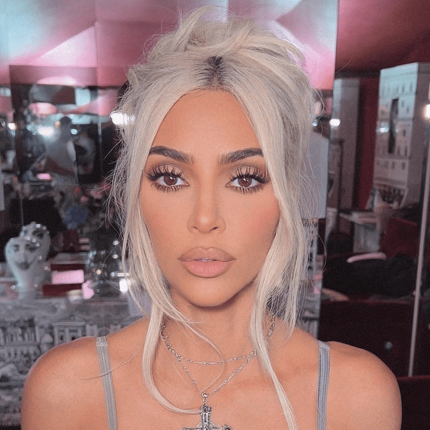 Kim Kardashian com cabelos loiros de cinzas de gelo colocado em um pacote.