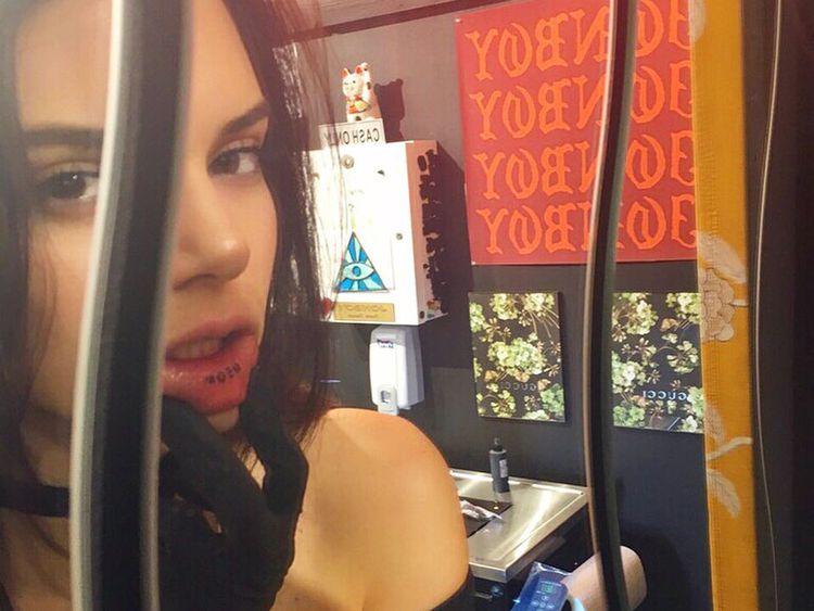 Kendall Jenner demonstra uma tatuagem nos lábios