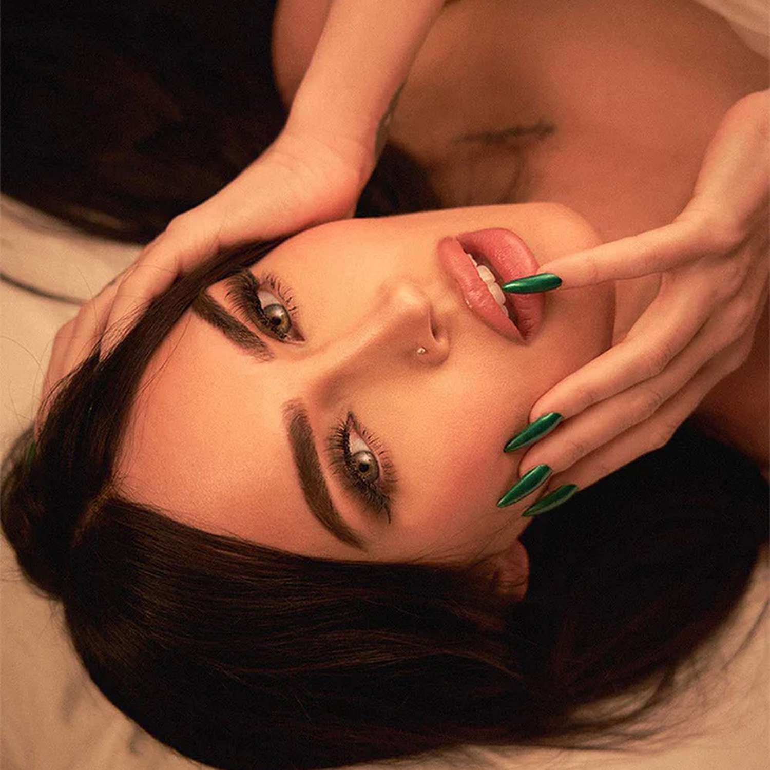 Unhas estilete verdes Megan Fox