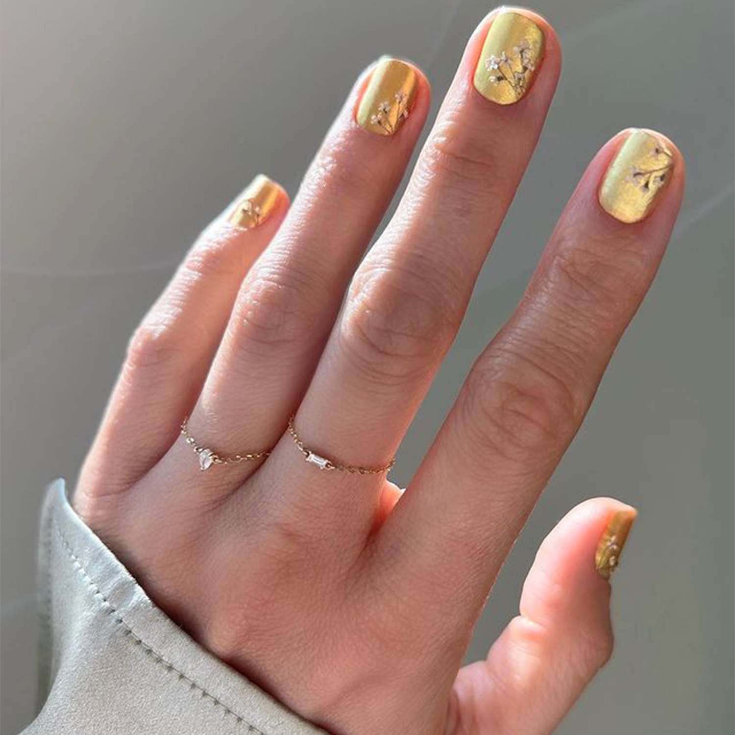 Manicure de flores douradas vintage
