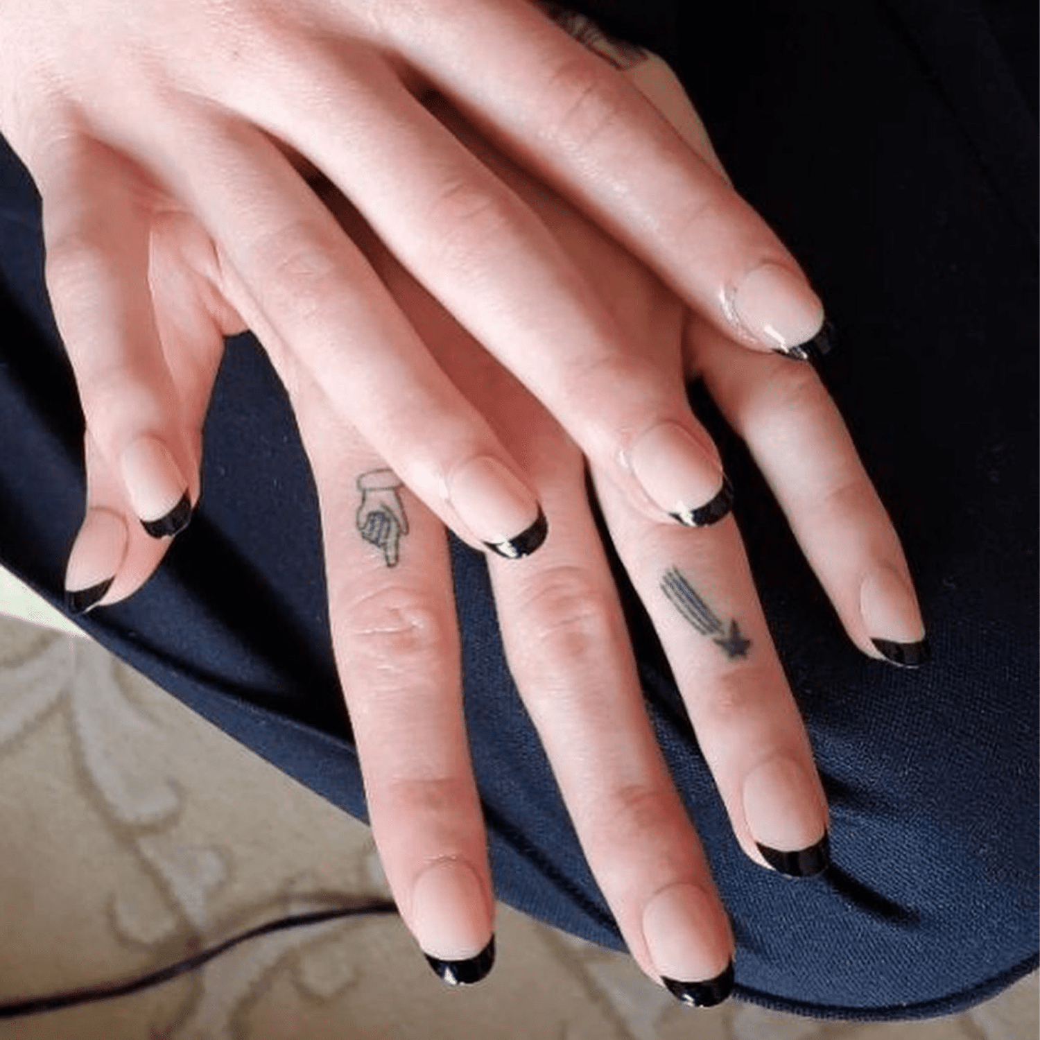 Manicure francesa em couro envernizado por Phoebe Bridgers