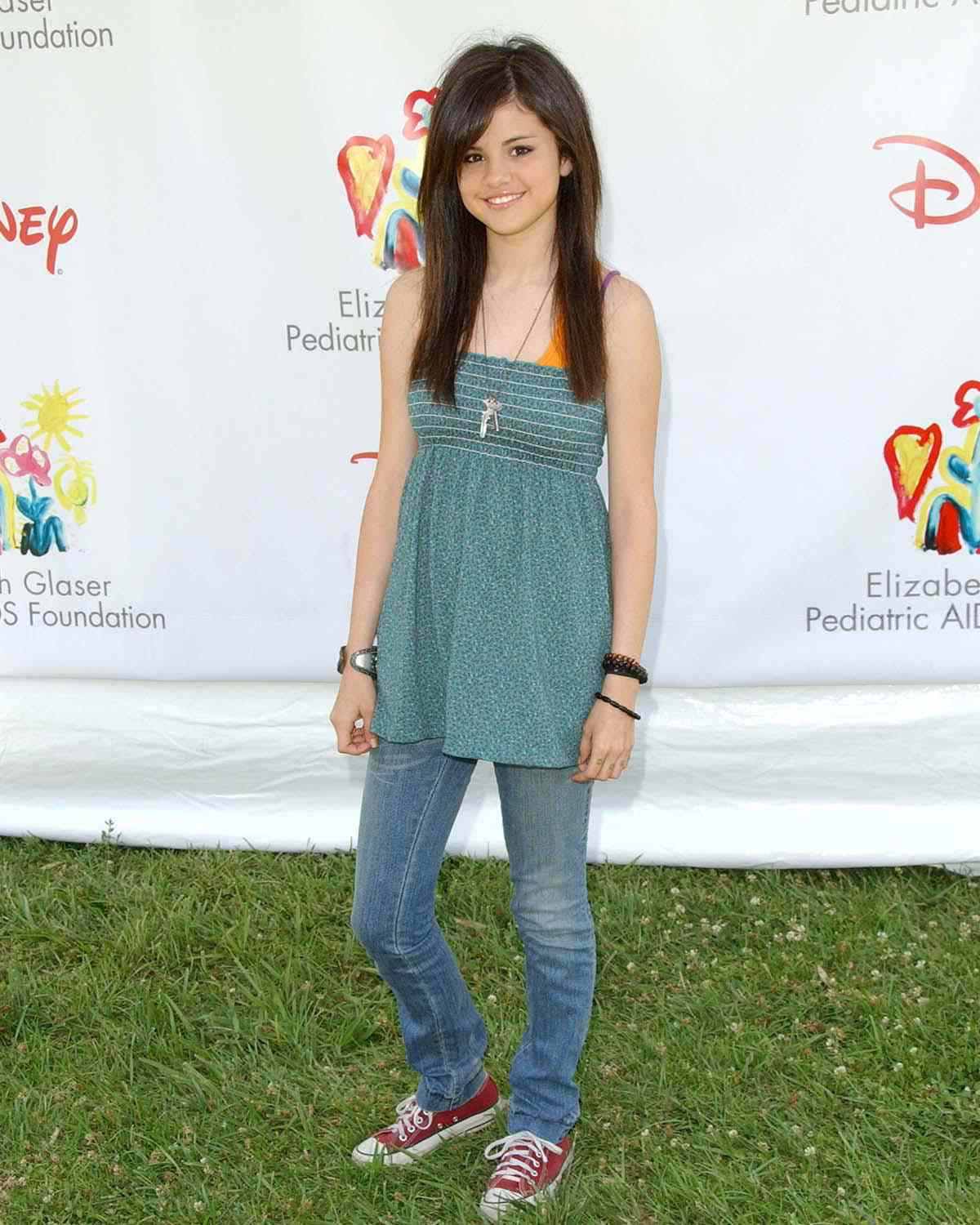 Selena Gomez de vestido por cima de calça