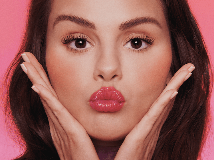 Selena Gomez com óleo labial de beleza rara