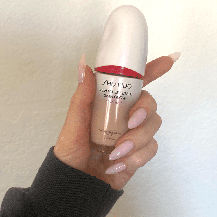 Frasco de base Shiseido Revitalessence Skin Glow
